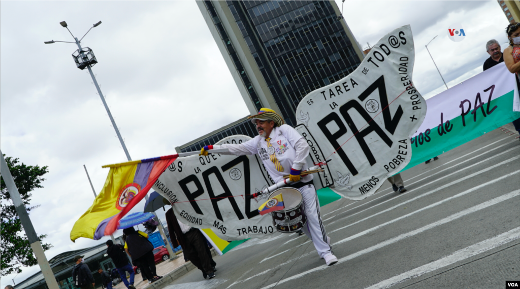 Centrales obreras, sindicatos de trabajadores, estudiantes, profesores y diversos sectores se reunieron en diferentes sitios del país con letreros en apoyo a las reformas propuestas por Petro.