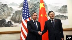 El Secretario de Estado de Estados Unidos, Antony Blinken, a la izquierda, posa para una fotografía con el Ministro de Relaciones Exteriores de China, Qin Gang, a la derecha, en la Casa de Huéspedes Estatal Diaoyutai en Beijing, China, el 18 de junio de 2023.