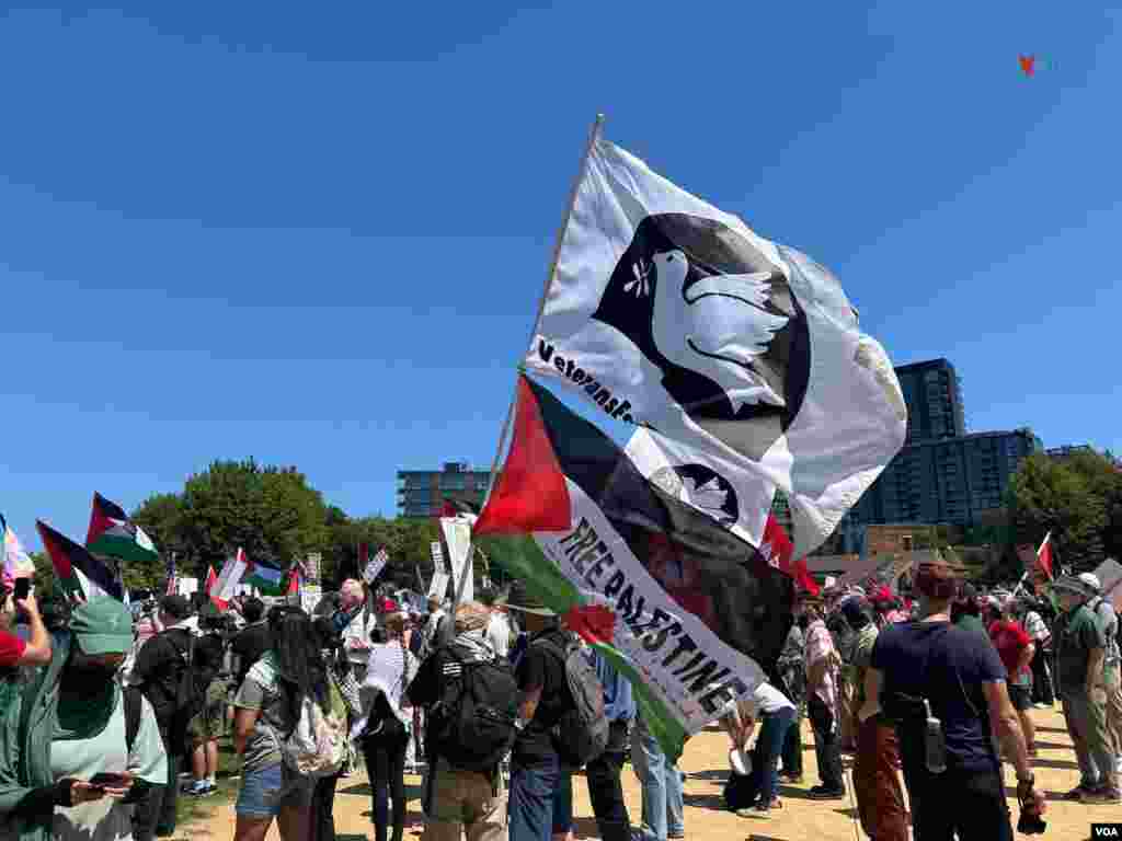 Manifestantes pro-Palestina piden atención al conflicto en Gaza, durante el primer día de la Convención Demócrata.&nbsp;