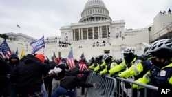 Sukob demonstranata i policije ispred Kapitola u Washingtonu (Foto: AP/Julio Cortez)