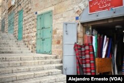 Las pocas tiendas que permanecen abiertas en Belén son las destinadas al comercio local, el 7 de diciembre de 2023.