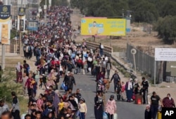 Los palestinos huyen al sur de la Franja de Gaza por la calle Salah al-Din en Bureij, Franja de Gaza, el 9 de noviembre de 2023.