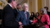 El senador McConnell abandona conferencia de prensa tras mareo