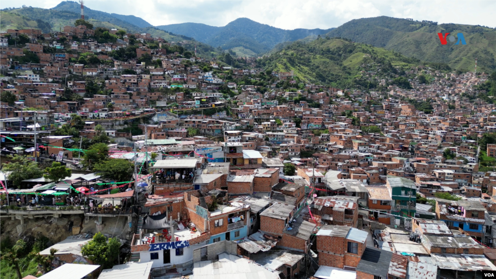 Medellín, que se conoce como la ciudad de la eterna primavera, es hoy uno de los destinos turísticos más populares de Colombia. Su presente contrasta con un pasado de violencia&nbsp;por la guerra del Estado contra el cártel de Medellín, que lideró hasta su muerte hace tres décadas el capo de las drogas Pablo Escobar.&nbsp;