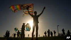 Los residentes del Kibbutz Kfar Azza vuelan cometas, algunas con los nombres de las víctimas y los familiares que fueron capturados durante el ataque de Hamas del 7 de octubre, en Tel Aviv, Israel, el 9 de noviembre de 2023.