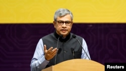 ফাইলঃ ভারতের তথ্য প্রযুক্তি মন্ত্রী অশ্বিনী ভিষ্ণু ২০২৩ সালের ২৮ জুলাই, গান্ধীনগরে বার্ষিক সেমিকন্ডাক্টর সম্মেলনের ‘সেমিকন ইন্ডিয়া ২০২৩’-এ শ্রোতাদের উদ্দেশ্যে ভাষণ দেন।