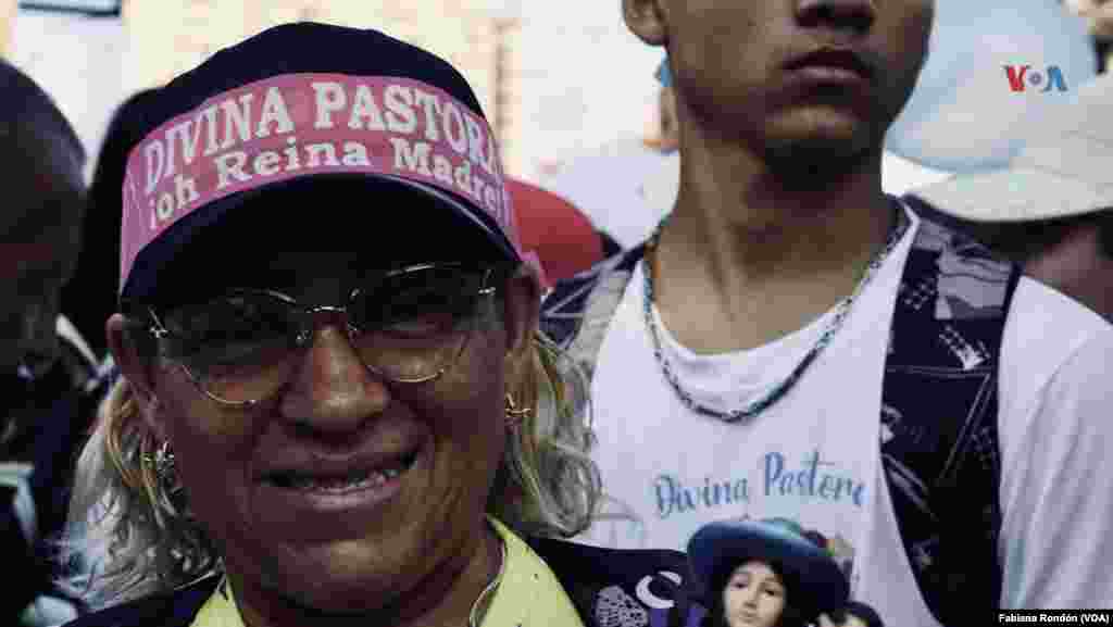 Yiletzi Colmenares, de 46 años, llegó a la procesión de la Divina Pastora desde Acarigua, en el estado Portuguesa. Acudió a cumplir una promesa por una enfermedad que padeció su hijo.