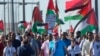 Presiden Kuba Miguel Diaz-Canel (tengah) dan istrinya Lis Cuesta berpartisipasi dalam aksi demonstrasi pro-Palestina di Havana, Kuba, pada 23 November 2023. (Foto: AP/Ramon Espinosa)
