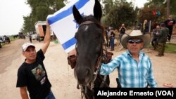 Los hermanos Yehoshua y Itzhak Abukarat participan en la cabalgata por el regreso del joven Idan Shtivi, el 5 de diciembre de 2023.