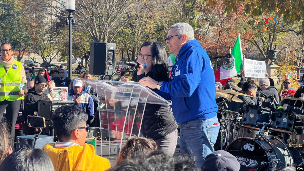 “El que tiene el poder para dar el permiso es el presidente”: ante los espectadores, los portavoces de las organizaciones pro inmigrantes dirigieron discursos exigiendo a Joe Biden que otorgue permisos de trabajo a los indocumentados.