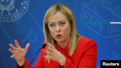 La primera ministra italiana, Giorgia Meloni, habla en Roma. Meloni se solidarizó con la periodista Andrea Joly, golpeada en la ciudad norteña de Turín por presuntos neofascistas.