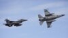 Hai máy bay F-16 của Không lực Romania biểu diễn trong sự kiện ra mắt của Trung tâm Đào tạo F-16 châu Âu tại Căn cứ Không quân 86 ở Fetesti, Romania, ngày 13/11/2023.
