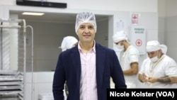 Néstor Briceño es ingeniero, en Venezuela trabajó en PDVSA. Se estableció en Buenos Aires, donde se convirtió en empresario.