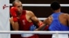 El boxeador venezolano refugiado en Uruguay, Eldric Sella, a la izquierda, pelea contra el dominicano Euri Cedeño en los Juegos Olímpicos de Tokio 2020, en un combate celebrado el 26 de julio de 2021.