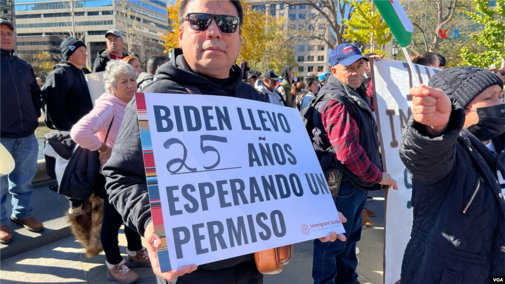 Un inmigrante mexicano residente en Chicago, viajó hasta Washington a participar de la protesta a favor de protecciones laborales a los indocumentados. El hombre, dijo, lleva 25 años esperando por un permiso de trabajo.