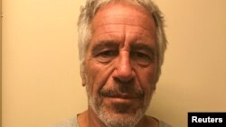 ARCHIVO - Esta foto facilitada por el Registro de Agresores Sexuales del Estado de Nueva York muestra a Jeffrey Epstein, el 28 de marzo de 2017. 