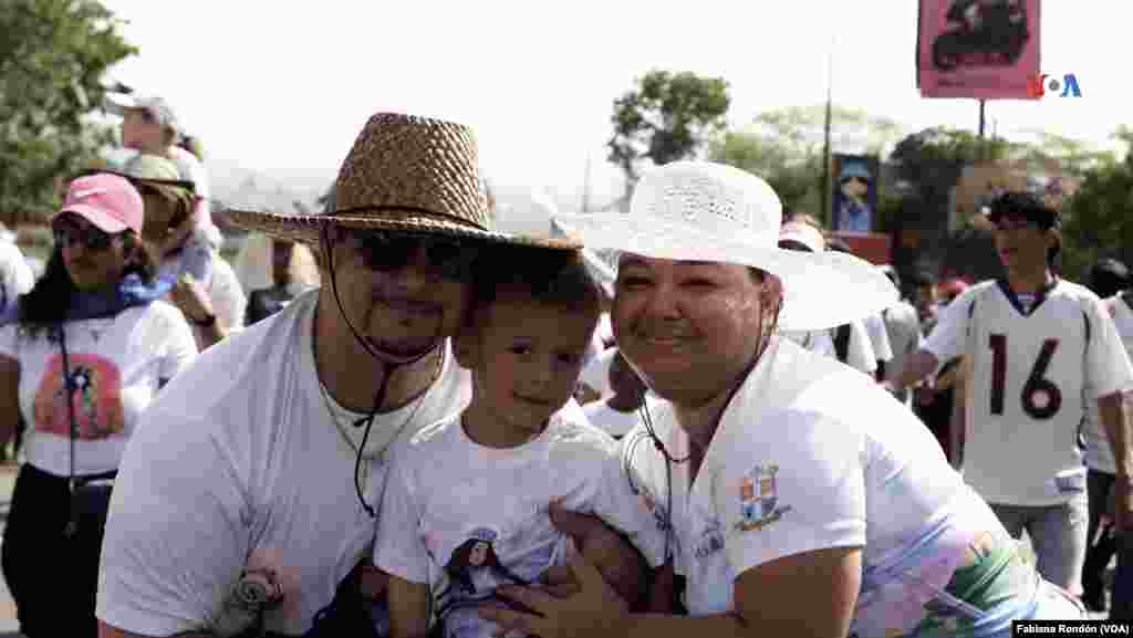 Arnabio Cáceres tiene 31 años de edad y acompañó el recorrido de la Divina Pastora para pagar una promesa. &ldquo;Tuvimos una pérdida hace seis años y le pedimos a la virgen que nos bendijera con un hijo, ya nuestro niño tiene tres años&rdquo;.