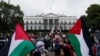 ARCHIVO - Los partidarios del pueblo palestino celebran una manifestación y una marcha denominada "día de Acción por Palestina" mientras continúa el conflicto entre Israel y Hamás, cerca de la Casa Blanca en Washington, el 14 de octubre de 2023. 