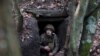 Un soldado ucraniano observa desde una posición subterránea en la línea del frente cerca del poblado de Bájmut, en la región de Donetsk, el 18 de noviembre de 2023.