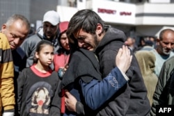 La gente está de luto tras un incidente temprano en la mañana cuando los residentes corrieron hacia los camiones de ayuda en la ciudad de Gaza, el 29 de febrero de 2024.