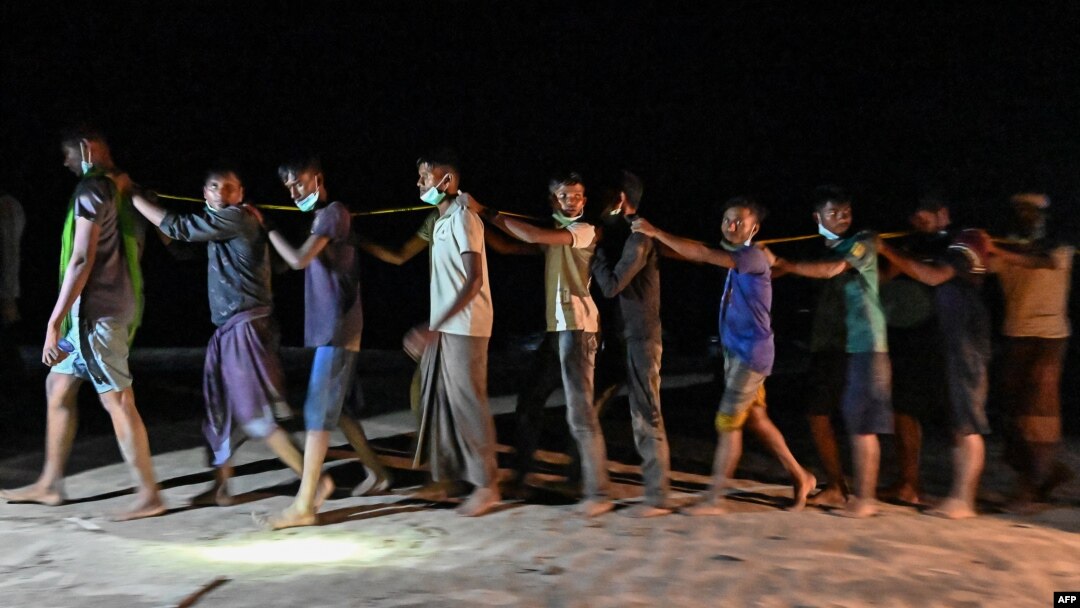 အင်ဒိုနီးရှားနိုင်ငံကို အာချေ့ဒေသကို စက်လှေတစင်းနဲ့ ရောက်ရှိလာတဲ့ ရိုဟင်ဂျာဒုက္ခသည်များ (နိုဝင်ဘာ ၁၅၊ ၂၀၂၃)