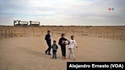 Varios niños juegan fútbol en Alsara, una aldea beduina del Néguev, ubicada al lado de una base de la aviación militar israelí.
