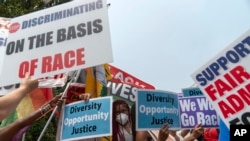 Manifestantes protestan frente a la Corte Suprema en Washington, el jueves 29 de junio de 2023.
