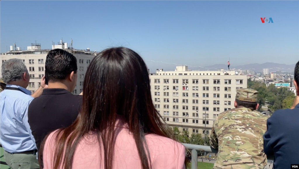 Desde la azotea de los edificios en Santiago de Chile, cientos de personas vieron el espectáculo del acrábata francés Nathan Paulin.