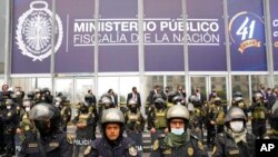 ARCHIVO - La policía hace guardia en las afueras de la Fiscalía mientras el entonces presidente peruano, Pedro Castillo, se encontraba en el interior. En Lima, Perú, el viernes 17 de junio de 2022.