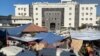 Personas, incluidos niños palestinos, que huyeron de sus casas debido a los ataques israelíes, se reúnen en el hospital Al Shifa donde se refugian, en medio del conflicto en curso entre Israel y el grupo islamista palestino Hamás, en la ciudad de Gaza el 7 de noviembre de 2023. 