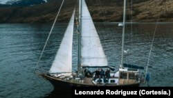 Esmeralda y su tripulación en cubierta.