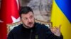 Presiden Ukraina Volodymyr Zelenskyy menjawab pertanyaan selama konferensi pers bersama Presiden Turki Recep Tayyip Erdogan setelah pertemuan mereka di Istana Dolmabahce di Istanbul, Turki, Jumat, 8 Maret 2024. (Foto: AP)
