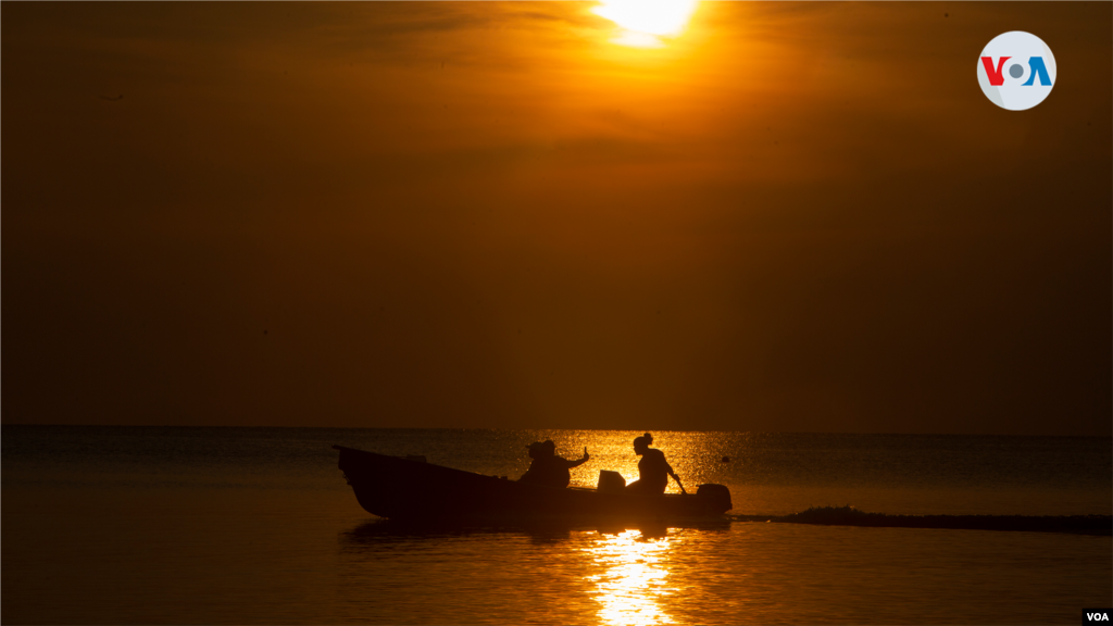 Un grupo de personas viajan en una lancha en Corn Island, en Nicaragua. Foto: VOA
