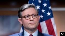 El presidente de la Cámara de Representantes de EEUU, Mike Johnson, republicano por Louisiana, habla con los periodistas antes del debate y la votación sobre la ayuda suplementaria a Israel, en el Capitolio de Washington, el 2 de noviembre de 2023.