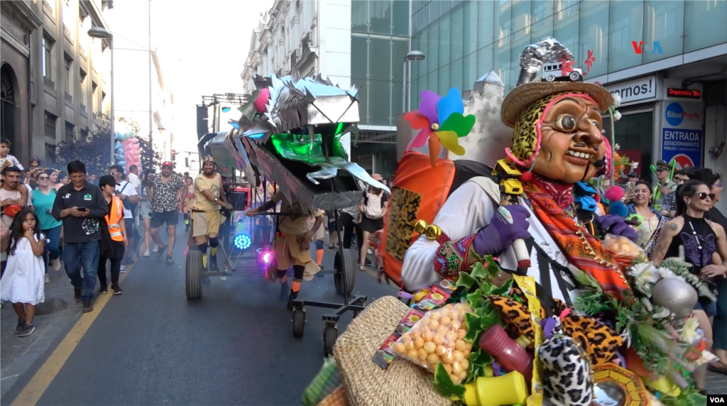 La gente en Santiago de Chile caminó detrás de los artistas, haciendo fotos, riendo y disfrutando del Festival Internacional Teatro a Mil de este año.