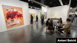 Art Basel es un punto de encuentro para galeristas y coleccionistas, que acuden a esta feria para comprar y vender obras de arte.