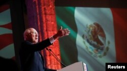 El embajador de Estados Unidos en México, Ken Salazar, habla en un evento que conmemora más de 200 años de relaciones diplomáticas entre Estados Unidos y México, en la Ciudad de México, México, el 6 de diciembre de 2023.