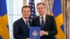 Menteri Luar Negeri Antony Blinken (kanan), berfoto bersama Perdana Menteri Swedia Ulf Kristersson di Ruang Benjamin Franklin, Departemen Luar Negeri AS di Washington, D.C., Kamis, 7 Maret 2024. (Foto AP/Jess Rapfogel)