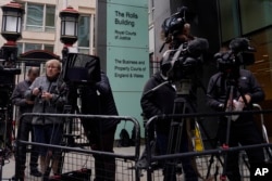 Awak media menunggu di luar Pengadilan Tinggi London, menunggu kedatangan Pangeran Harry, 5 Juni 2023.