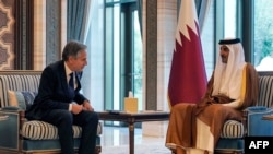Waziri wa Mambo ya Nje wa Marekani Antony Blinken (kushoto) alipokutana na Amir wa Qatar Sheikh Tamim bin Hamad al-Thani huko Lusail, Oktoba 13, 2023. Picha na REUTERS