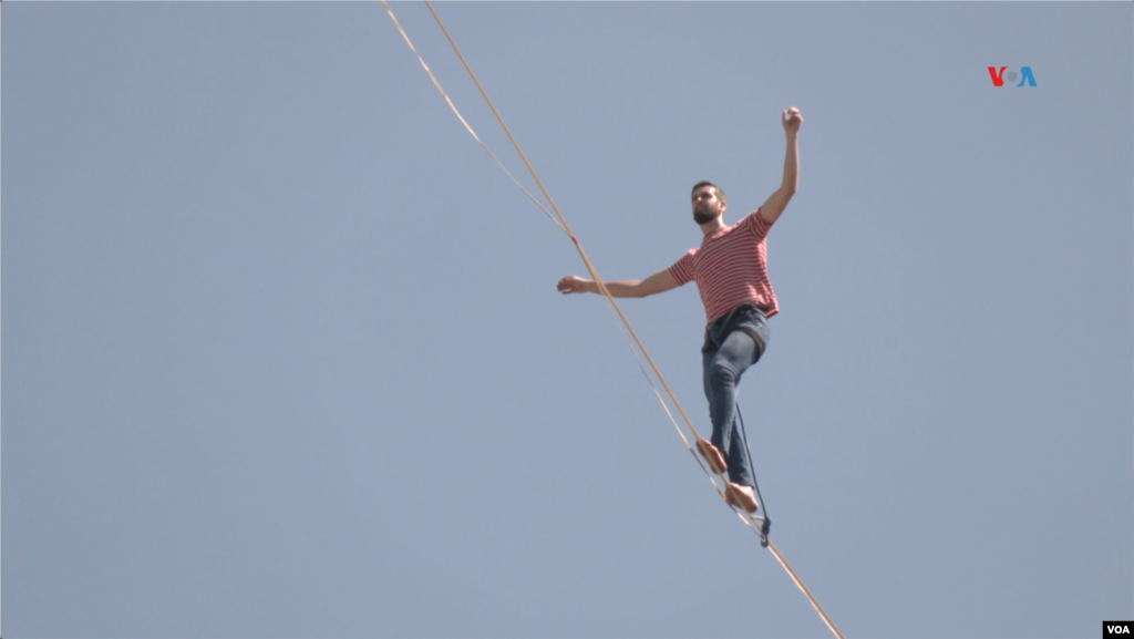 Un impactante espectáculo ofreció el&nbsp; artista de la acrobacia Nathan Paulin, quien caminó por una cuerda floja a 50 metros del suelo durante el Festival Internacional Teatro a Mil. Chile, enero de 2024,.