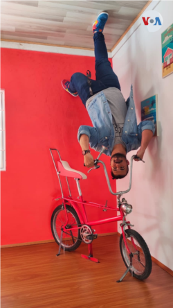¿Imagínese qué sentiría si pudiera conducir una bicicleta con la cabeza hacia abajo? [Foto: Pixammo]