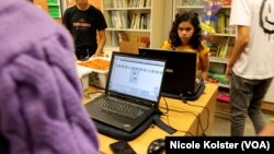 Stefhanie Lúquez, 16 años, programa un robot que sea capaz de levantar y movilizar un contenedor hasta un barco.