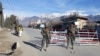 FILE - Tentara Pakistan berjaga di pos pemeriksaan di Parachinar, ibu kota distrik suku Kurram, 22 Januari 2017. (BASIT GILANI / AFP)