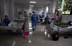 Vestido con un traje protector, el coronel Óscar Benavides, visita un hospital militar temporal levantado para atender a pacientes de COVID en Ciudad de México, el lunes 30 de noviembre de 2020.