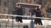 Bajo fuerte presencia policial, la familia de Navalny despide al opositor ruso fallecido en prisión
