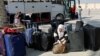 Палестинци со странски пасоши чекаат дозвола да ја напуштат Газа, на граничниот премин Рафах со Египет