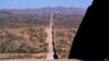 En esta foto del 19 de mayo de 2021, el muro fronterizo se extiende a lo largo del paisaje cerca de Sasabe, Arizona. Los cuerpos de un inusualmente alto número de migrantes que murieron en las zonas fronterizas de Arizona se está recuperando este verano.