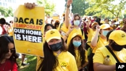Susana Lujano, (izq), quien nació en México pero vive en Houston, se une a otros activistas para manifestarse en apoyo del programa de Acción Diferida para los Llegados en la Infancia (DACA), en el Capitolio de EEUU en Washington, el 15 de junio de 2022.
