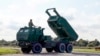 Američki artiljerijski raketni sistem visoke pokretljivosti (HIMARS) tokom vojnih vežbi na aerodromu Spilve u Rigi, Letonija, 26. septembra 2022. Dodatni sistemi HIMARS biće dio najnovijeg paketa američke pomoći Ukrajini.